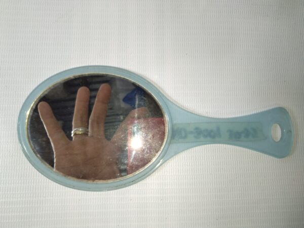 MIRROR OVAL WITH HANDLE